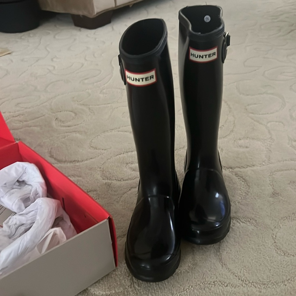 Hunter Big kids rain boots in black.